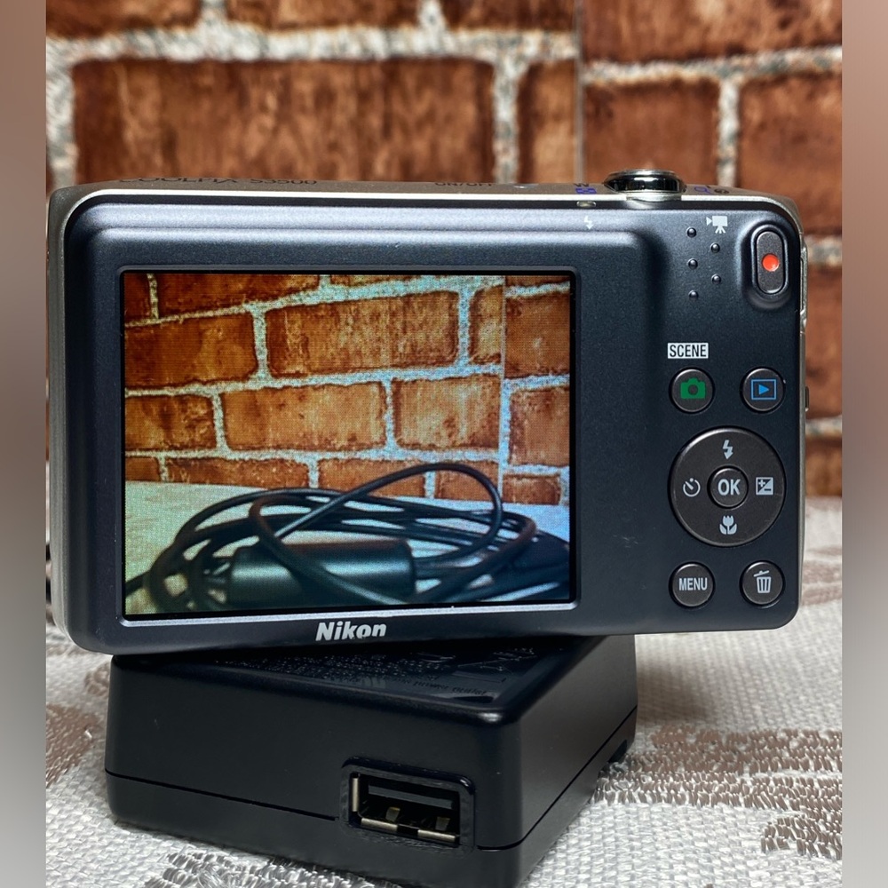 NIKON COOLPIX S3500 20.1 MP DIGITAL CAMERA 7X ZOOM